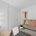 Elegant 2-Bedroom Duplex Haven In Vibrant Yaletown