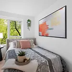 Elegant 2-Bedroom Duplex Haven In Vibrant Yaletown