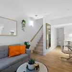 Elegant 2-Bedroom Duplex Haven In Vibrant Yaletown