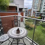 Beautiful 1 Bedroom In The Heart Of Downtown: Parking, Pool & Gym