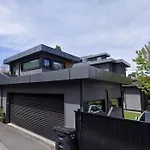 A Tiny House Near Ubc 温哥华ubc小别墅