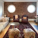 Historic Townhouse In Kitsilano