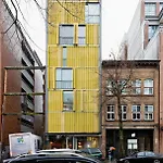 Modern, Bright & Central 1-Bed Downtown Apt Close To Rogers Arena