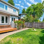 Vancouver Haven: Luxurious 5-Bedroom Retreat
