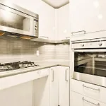 Urban Chic: Sleek 2Br In Heart Of Vancouver