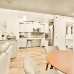 Urban Chic: Sleek 2Br In Heart Of Vancouver
