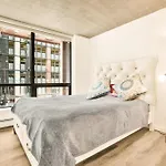 Urban Chic: Sleek 2Br In Heart Of Vancouver
