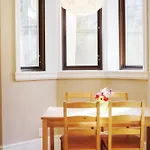 Modern 1 Bedsuite In Kerrisdale, Access Ubc Downtown Yvr