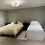 Charming Modern Home Near Downtown And Ubc