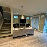 Charming Modern Home Near Downtown And Ubc