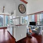 Designer Sub-Penthouse - Central Downtown Views And King Bed!