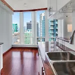 Designer Sub-Penthouse - Central Downtown Views And King Bed!