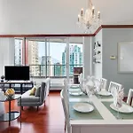 Designer Sub-Penthouse - Central Downtown Views And King Bed!
