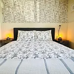 2Br 1Ba Garden View Guest Suite - King-Size Bed - Free Parking