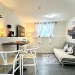 2Br 1Ba Garden View Guest Suite - King-Size Bed - Free Parking