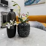 Brand New 2 Bedroom Point Grey Getaway
