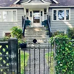 5Br,3Ba Family Friendly City Cottage
