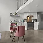 One Of A Kind Loft In Gastown With Free Parking