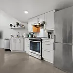 One Of A Kind Loft In Gastown With Free Parking