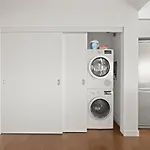 Modern Luxury Retreat In Vibrant Gastown With Parking