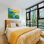 Luxury 2-Bedroom Duplex In Downtown Hotspot