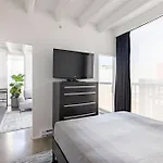 Modern 1Br Chinatown-Steps To Rogers Arena W Parking