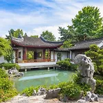 Modern 1Br Chinatown-Steps To Rogers Arena W Parking