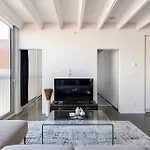 Modern 1Br Chinatown-Steps To Rogers Arena W Parking