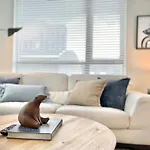 Large Central Downtown Condo, Cbd 3 Bedrooms