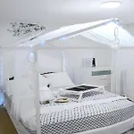 Lovely Cozy Room! With Attached Private Bath In The Heart Of Vancouver! Private Parking & Self Check-In!