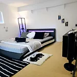 Cozy Stylish Black & White Design Room In The Heart Of Vancouver! Private Parking, Self Check-In & Just 4 Mins To Metrotown!