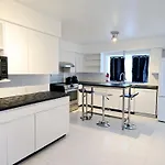 Lovely Cozy Room! With Attached Private Bath In The Heart Of Vancouver! Private Parking & Self Check-In!