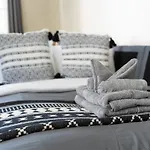 Chic 2Br Condo In West End Downtown With Parking
