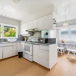 Spacious Bedroom House In Vancouver With Modern Amenities