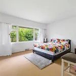 Spacious Bedroom House In Vancouver With Modern Amenities