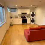 Charming Suite In Vancouver