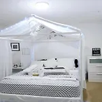 Charming Room With Attached Private Bath In The Heart Of Vancouver! Private Parking, Self Check-In & Just 4 Mins To Metrotown!