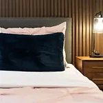Designer Cozy Condo In Vibrant West End Dwntwn