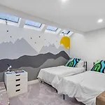 Cozy Basement Apartment With Skylights