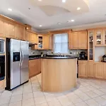 Modern Comfort Getaway In A Quiet Neighborhood Near Downtown Vancouver