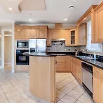 Modern Comfort Getaway In A Quiet Neighborhood Near Downtown Vancouver