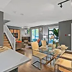 Magnificent 3 Bedroom Duplex In Center Of Yaletown With Fireplace