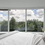 Rogers Arena Condo With Pool Jacuzzi & Sauna