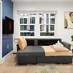 Stylish Apartment Near Restaurants & Amenities