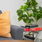 Stylish Apartment Near Restaurants & Amenities