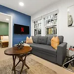 Stylish Apartment Near Restaurants & Amenities