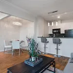 Yaletown Gem Located In The Heart Of Downtown Vancouver