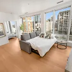 Modern & Cozy Home In The Heart Of Downtown Vancouver