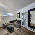 Central & Modern Whole House In Vancouver