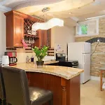 Deluxe Bedroom With Shared Washroom In Homestay